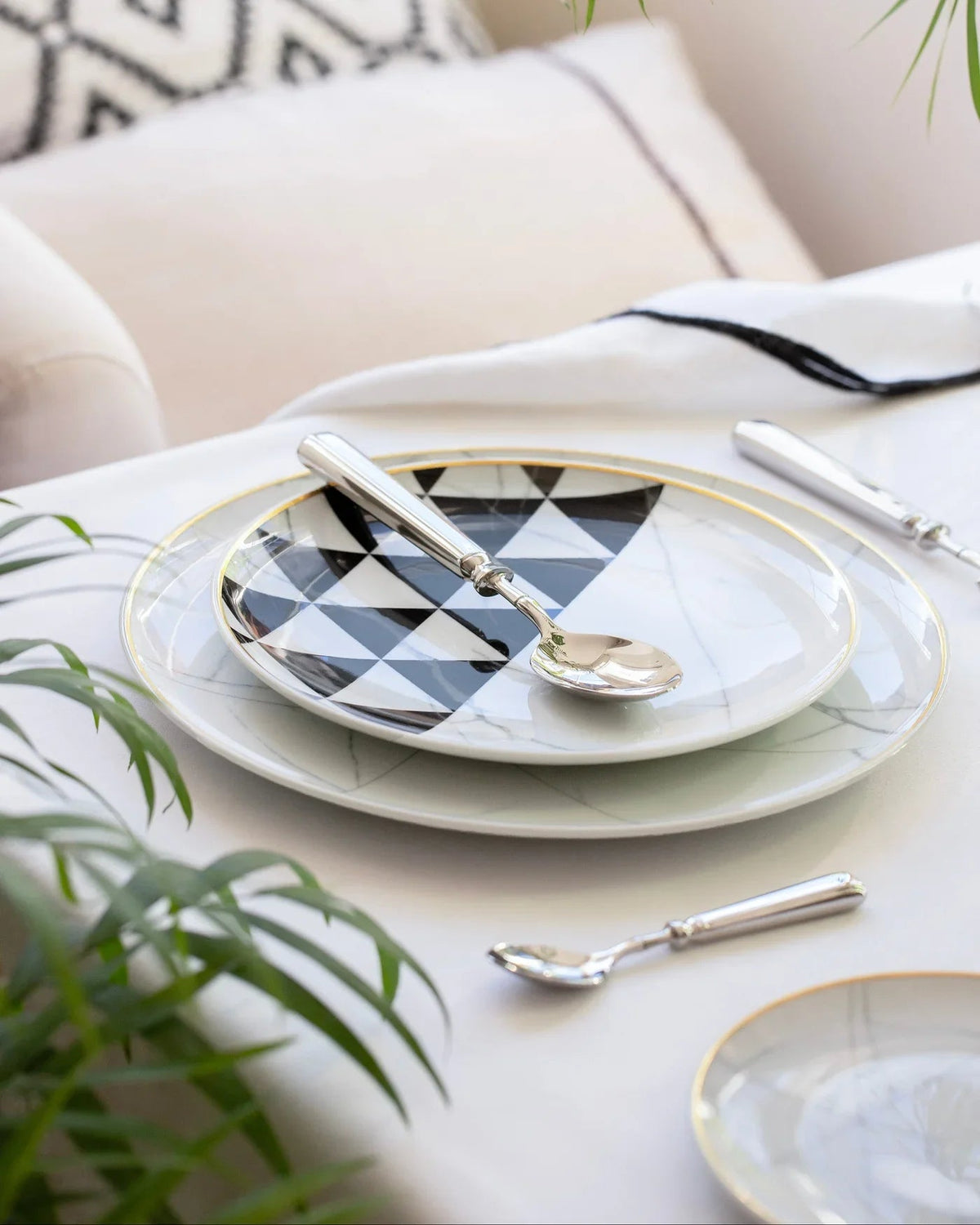 Porcelain vs. Bone China: The Vista Alegre Fine Dining Guide - Crystal House